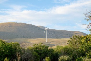 İtalya 'nın Abruzzo tepelerindeki rüzgar çiftliği. Yüksek kalite fotoğraf
