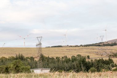 İtalya 'nın Abruzzo tepelerindeki rüzgar çiftliği. Yüksek kalite fotoğraf