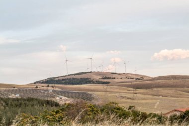 İtalya 'nın Abruzzo tepelerindeki rüzgar çiftliği. Yüksek kalite fotoğraf