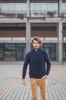 Mavi kazaklı yakışıklı adam. Yüksek kalite fotoğraf