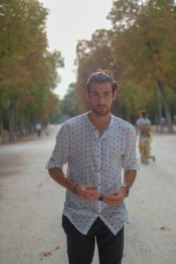 Parma Düklüğü 'nde gömlek giyen yakışıklı, koyu renk saçlı bir İtalyan çocuk. Yüksek kalite fotoğraf