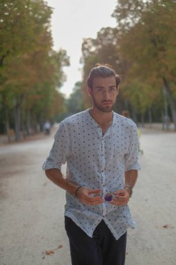 Parma Düklüğü 'nde gömlek giyen yakışıklı, koyu renk saçlı bir İtalyan çocuk. Yüksek kalite fotoğraf