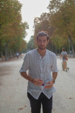 Parma Düklüğü 'nde gömlek giyen yakışıklı, koyu renk saçlı bir İtalyan çocuk. Yüksek kalite fotoğraf