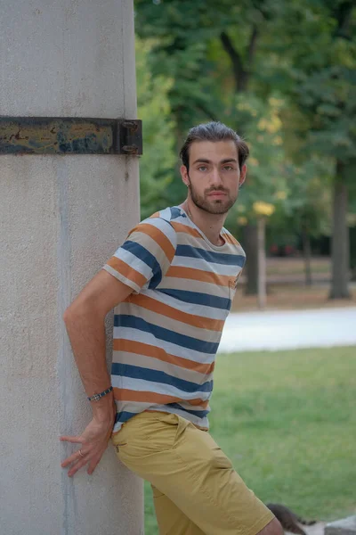 Güzel çocuk bermuda şortu ve çizgili gömleğiyle geziniyor. Yüksek kalite fotoğraf