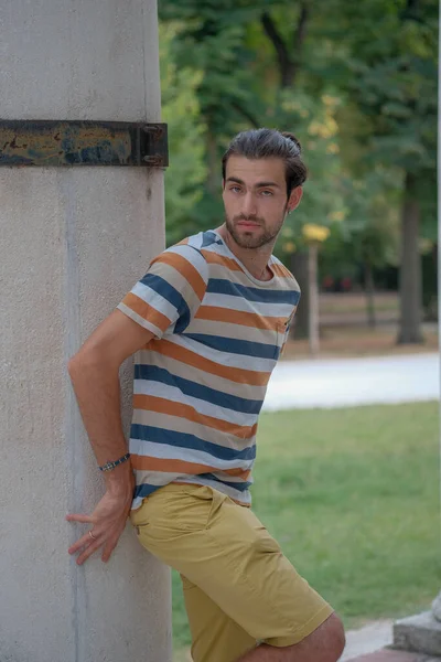 漂亮的男孩穿着Bermuda短裤和条纹衬衫散步 高质量的照片 — 图库照片