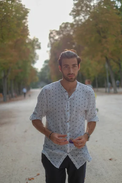 英俊的意大利黑头发男孩 身穿衬衫 在帕尔马公爵公园散步 高质量的照片 — 图库照片