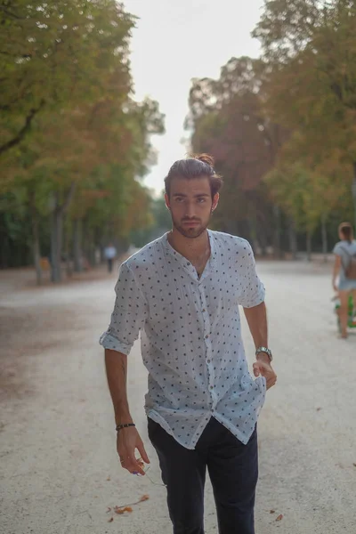 Parma Düklüğü 'nde gömlek giyen yakışıklı, koyu renk saçlı bir İtalyan çocuk. Yüksek kalite fotoğraf