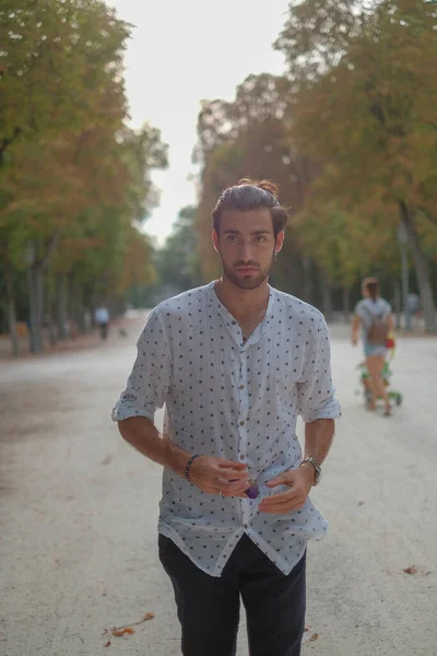 Parma Düklüğü 'nde gömlek giyen yakışıklı, koyu renk saçlı bir İtalyan çocuk. Yüksek kalite fotoğraf