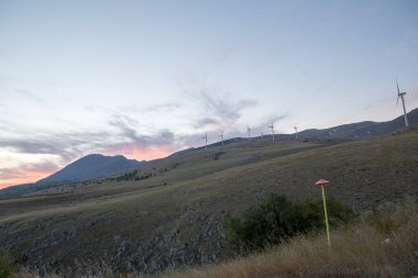 İtalya 'nın Abruzzo tepelerindeki rüzgar çiftliği. Yüksek kalite fotoğraf