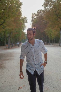 Parma Düklüğü 'nde gömlek giyen yakışıklı, koyu renk saçlı bir İtalyan çocuk. Yüksek kalite fotoğraf