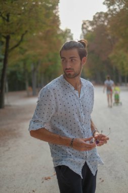 Parma Düklüğü 'nde gömlek giyen yakışıklı, koyu renk saçlı bir İtalyan çocuk. Yüksek kalite fotoğraf