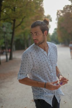 Parma Düklüğü 'nde gömlek giyen yakışıklı, koyu renk saçlı bir İtalyan çocuk. Yüksek kalite fotoğraf