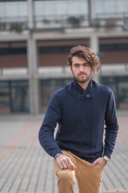 Mavi kazaklı yakışıklı adam. Yüksek kalite fotoğraf