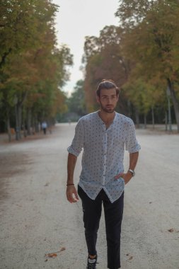 Parma Düklüğü 'nde gömlek giyen yakışıklı, koyu renk saçlı bir İtalyan çocuk. Yüksek kalite fotoğraf