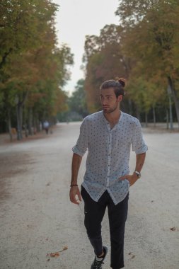 Parma Düklüğü 'nde gömlek giyen yakışıklı, koyu renk saçlı bir İtalyan çocuk. Yüksek kalite fotoğraf