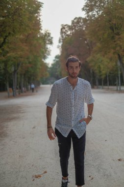 Parma Düklüğü 'nde gömlek giyen yakışıklı, koyu renk saçlı bir İtalyan çocuk. Yüksek kalite fotoğraf