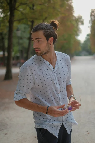 英俊的意大利黑头发男孩 身穿衬衫 在帕尔马公爵公园散步 高质量的照片 — 图库照片