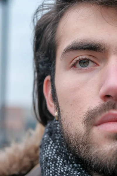 Kasvetli bir günde güzel siyah saçlı erkek portresi. Yüksek kalite fotoğraf