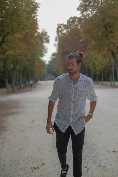 Parma Düklüğü 'nde gömlek giyen yakışıklı, koyu renk saçlı bir İtalyan çocuk. Yüksek kalite fotoğraf