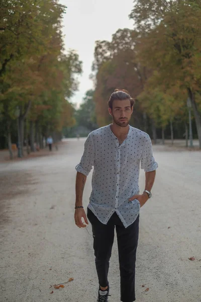 Parma Düklüğü 'nde gömlek giyen yakışıklı, koyu renk saçlı bir İtalyan çocuk. Yüksek kalite fotoğraf