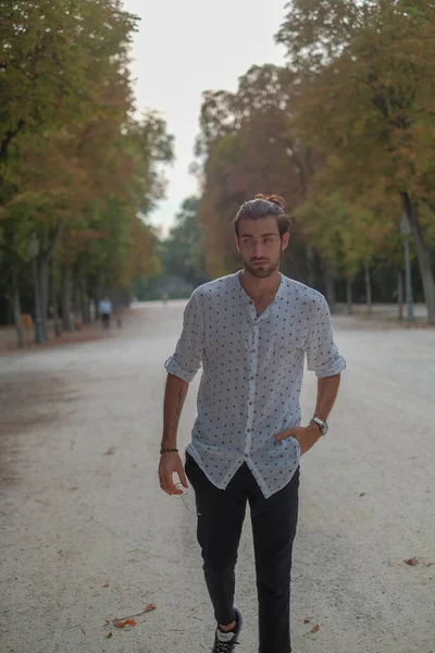 Parma Düklüğü 'nde gömlek giyen yakışıklı, koyu renk saçlı bir İtalyan çocuk. Yüksek kalite fotoğraf