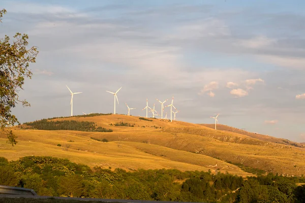 İtalya 'nın Abruzzo tepelerindeki rüzgar çiftliği. Yüksek kalite fotoğraf