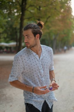 Parma Düklüğü 'nde gömlek giyen yakışıklı, koyu renk saçlı bir İtalyan çocuk. Yüksek kalite fotoğraf