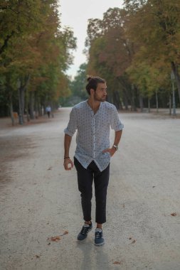 Parma Düklüğü 'nde gömlek giyen yakışıklı, koyu renk saçlı bir İtalyan çocuk. Yüksek kalite fotoğraf