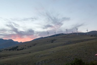 İtalya 'nın Abruzzo tepelerindeki rüzgar çiftliği. Yüksek kalite fotoğraf