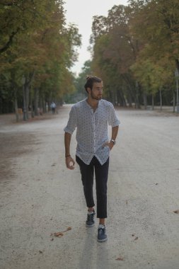 Parma Düklüğü 'nde gömlek giyen yakışıklı, koyu renk saçlı bir İtalyan çocuk. Yüksek kalite fotoğraf