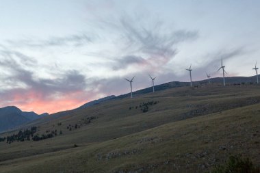 İtalya 'nın Abruzzo tepelerindeki rüzgar çiftliği. Yüksek kalite fotoğraf