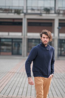 Mavi kazaklı yakışıklı adam. Yüksek kalite fotoğraf