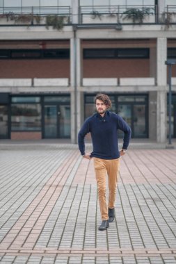 Mavi kazaklı yakışıklı adam. Yüksek kalite fotoğraf