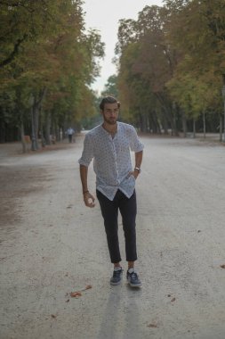 Parma Düklüğü 'nde gömlek giyen yakışıklı, koyu renk saçlı bir İtalyan çocuk. Yüksek kalite fotoğraf