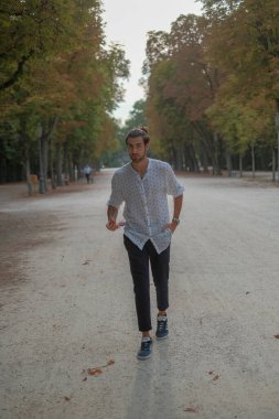 Parma Düklüğü 'nde gömlek giyen yakışıklı, koyu renk saçlı bir İtalyan çocuk. Yüksek kalite fotoğraf