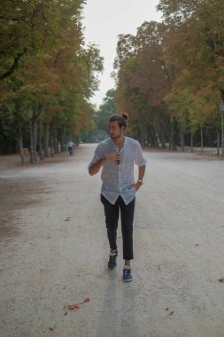 Parma Düklüğü 'nde gömlek giyen yakışıklı, koyu renk saçlı bir İtalyan çocuk. Yüksek kalite fotoğraf