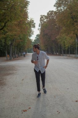 Parma Düklüğü 'nde gömlek giyen yakışıklı, koyu renk saçlı bir İtalyan çocuk. Yüksek kalite fotoğraf