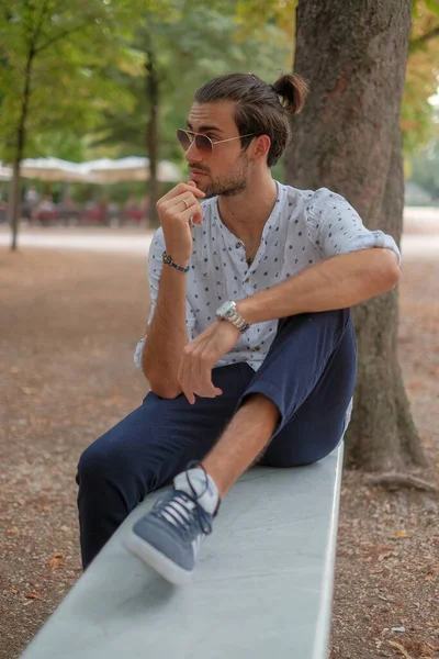 Handsome Italian Dark Haired Boy Shirt Sitting Bench Ducale Park — Stok fotoğraf