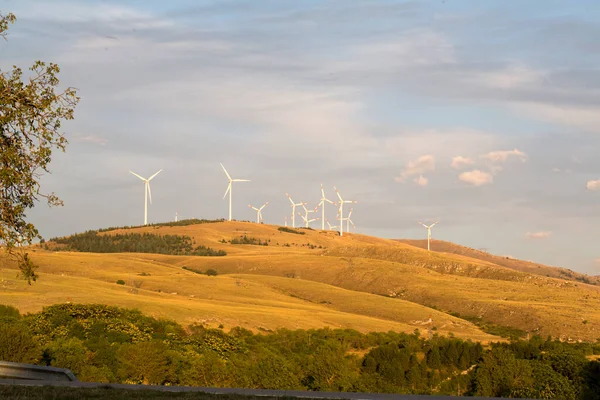 İtalya 'nın Abruzzo tepelerindeki rüzgar çiftliği. Yüksek kalite fotoğraf