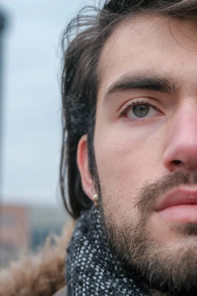 Kasvetli bir günde güzel siyah saçlı erkek portresi. Yüksek kalite fotoğraf