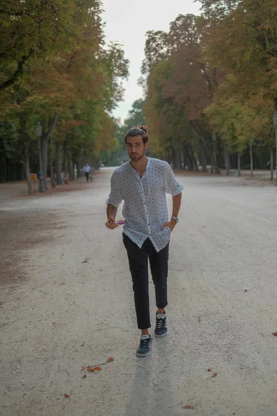 Parma Düklüğü 'nde gömlek giyen yakışıklı, koyu renk saçlı bir İtalyan çocuk. Yüksek kalite fotoğraf