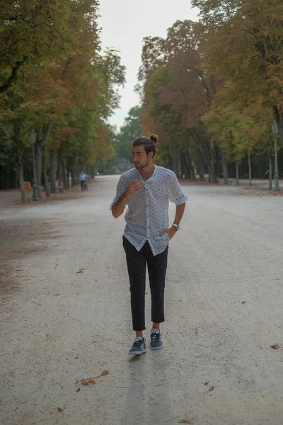 Parma Düklüğü 'nde gömlek giyen yakışıklı, koyu renk saçlı bir İtalyan çocuk. Yüksek kalite fotoğraf