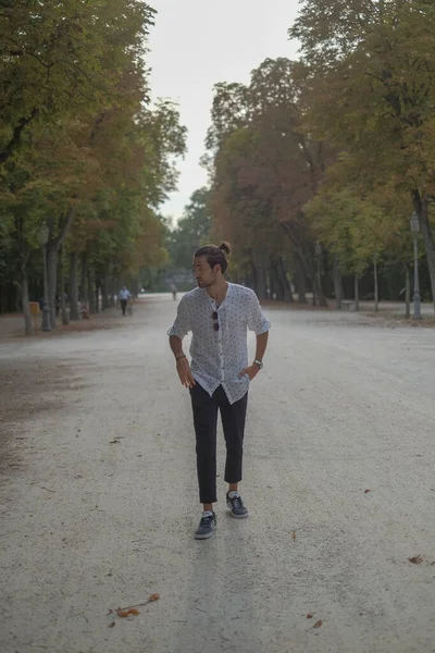 Parma Düklüğü 'nde gömlek giyen yakışıklı, koyu renk saçlı bir İtalyan çocuk. Yüksek kalite fotoğraf