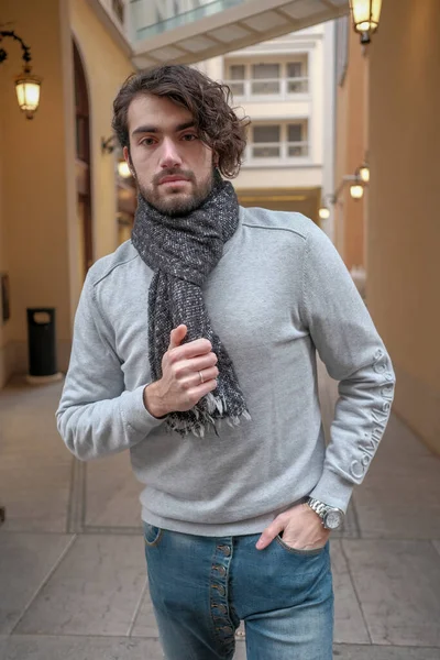 Bel Ragazzo Italiano Dai Capelli Scuri Con Maglione Sciarpa Foto — Foto Stock