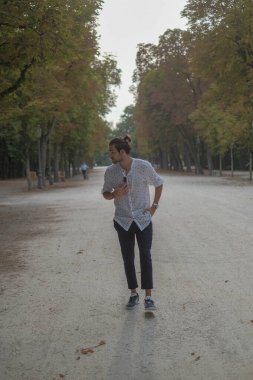 Parma Düklüğü 'nde gömlek giyen yakışıklı, koyu renk saçlı bir İtalyan çocuk. Yüksek kalite fotoğraf