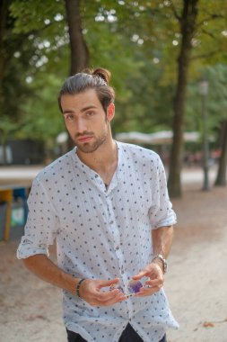 Parma Düklüğü 'nde gömlek giyen yakışıklı, koyu renk saçlı bir İtalyan çocuk. Yüksek kalite fotoğraf