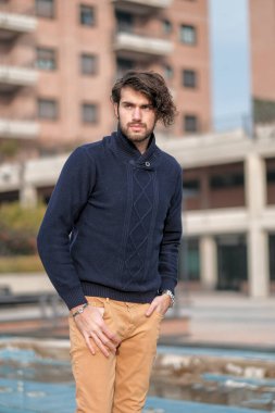 Mavi kazaklı yakışıklı adam. Yüksek kalite fotoğraf