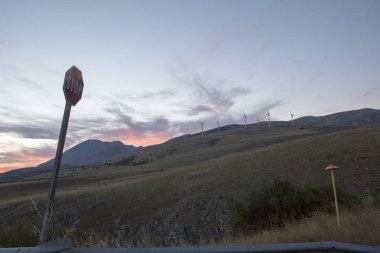 İtalya 'nın Abruzzo tepelerindeki rüzgar çiftliği. Yüksek kalite fotoğraf