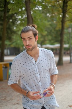 Parma Düklüğü 'nde gömlek giyen yakışıklı, koyu renk saçlı bir İtalyan çocuk. Yüksek kalite fotoğraf