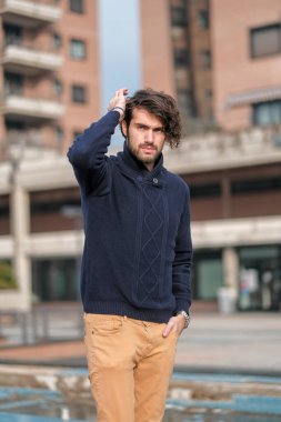 Mavi kazaklı yakışıklı adam. Yüksek kalite fotoğraf